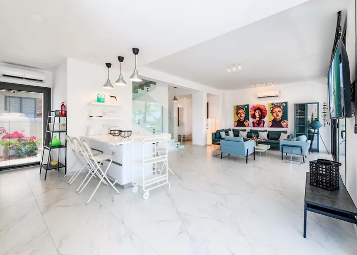 By The - Emerald Seaview Villa *