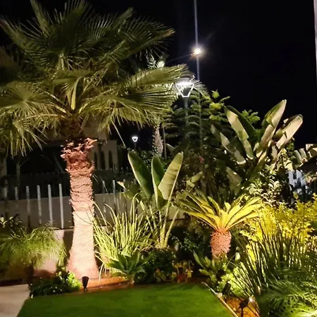 By The - Emerald Seaview וילה