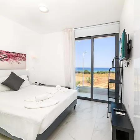 By The - Emerald Seaview פרוטאראס