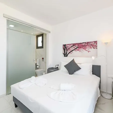 By The - Emerald Seaview פרוטאראס