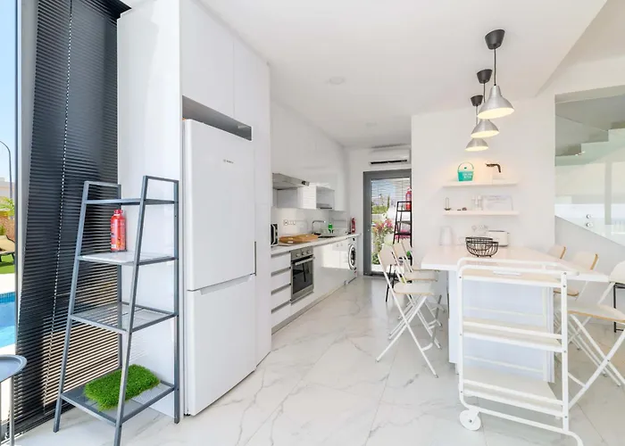 Vilă By The - Emerald Seaview Protaras